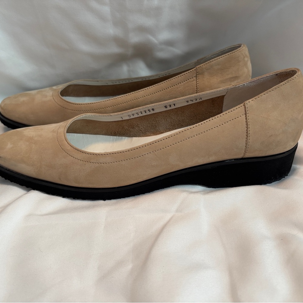 Salvatore Ferragamo Tan Flats Timeless Design in Size 9 1/2